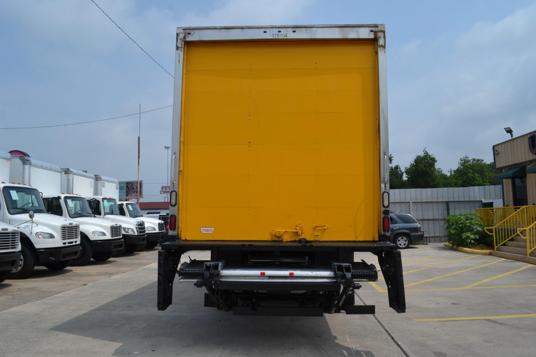 2017 YELLOW /BLACK FREIGHTLINER M2-106 with an CUMMINS ISB 6.7L 220HP engine, ALLISON 2200RDS AUTOMATIC transmission, located at 9172 North Fwy, Houston, TX, 77037, (713) 910-6868, 29.887470, -95.411903 - 26,000LB GVWR NON CDL, MORGAN 26FT BOX, 13FT CLEARANCE, 103" X 102" AIR RIDE, MAXON 3,000LB CAPACITY ALUMINUM LIFT GATE, 80 GALLON FUEL TANK, COLD A/C, CRUISE CONTROL - Photo #5